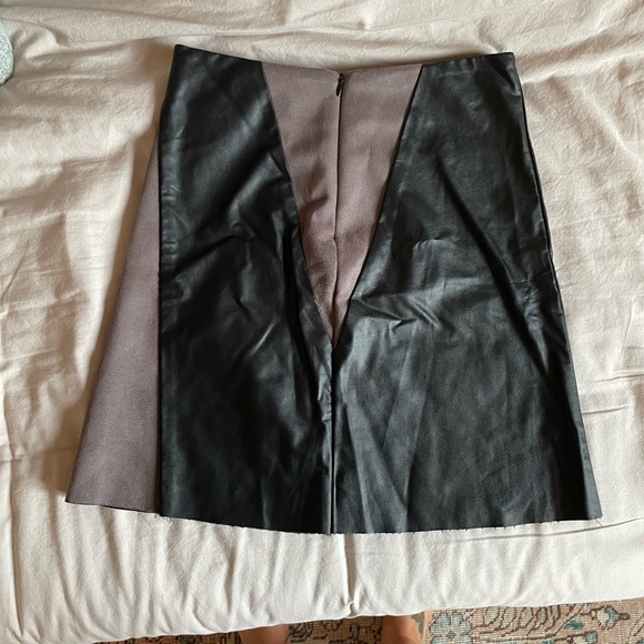 NWT LF faux leather and suede mini skirt 8/small - Picture 2 of 4